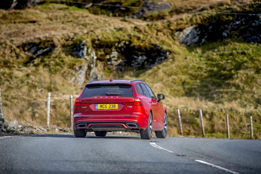  Volvo V60 T5 R-Design 2018 года  (UK) (фото 32 из 40)